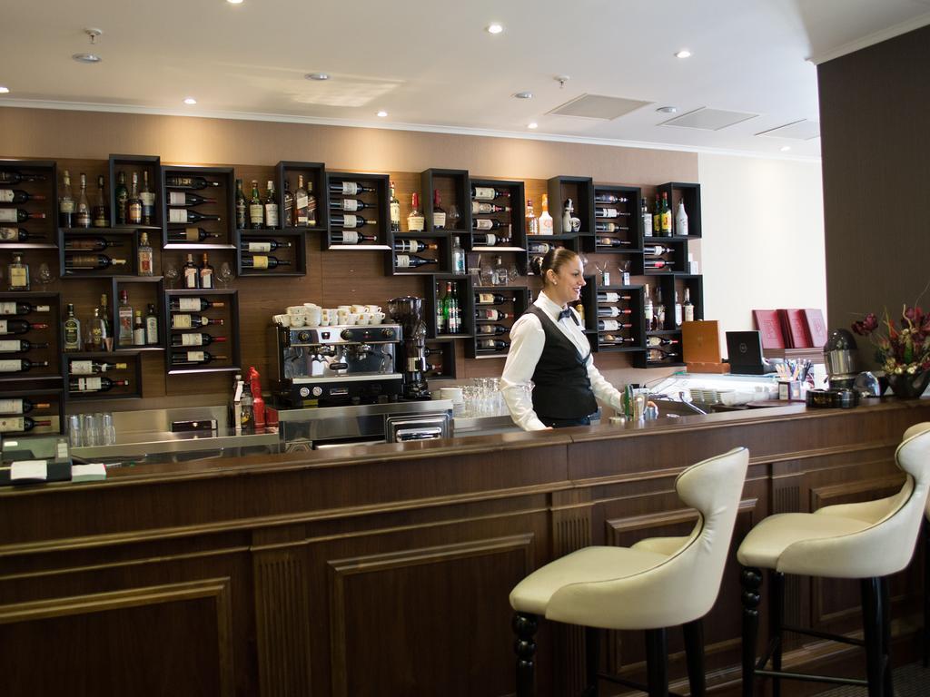 Premier Palace Spa Hotel Βουκουρέστι Εξωτερικό φωτογραφία A bar in a hotel