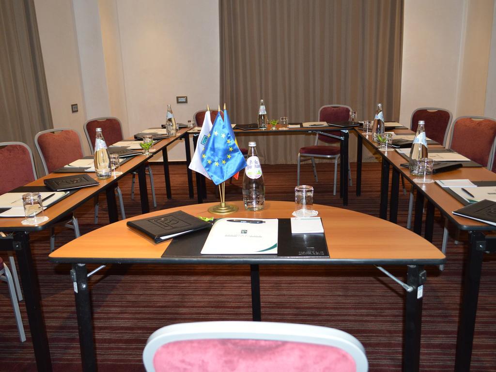 Premier Palace Spa Hotel Βουκουρέστι Εξωτερικό φωτογραφία A meeting room at the European University Barcelona