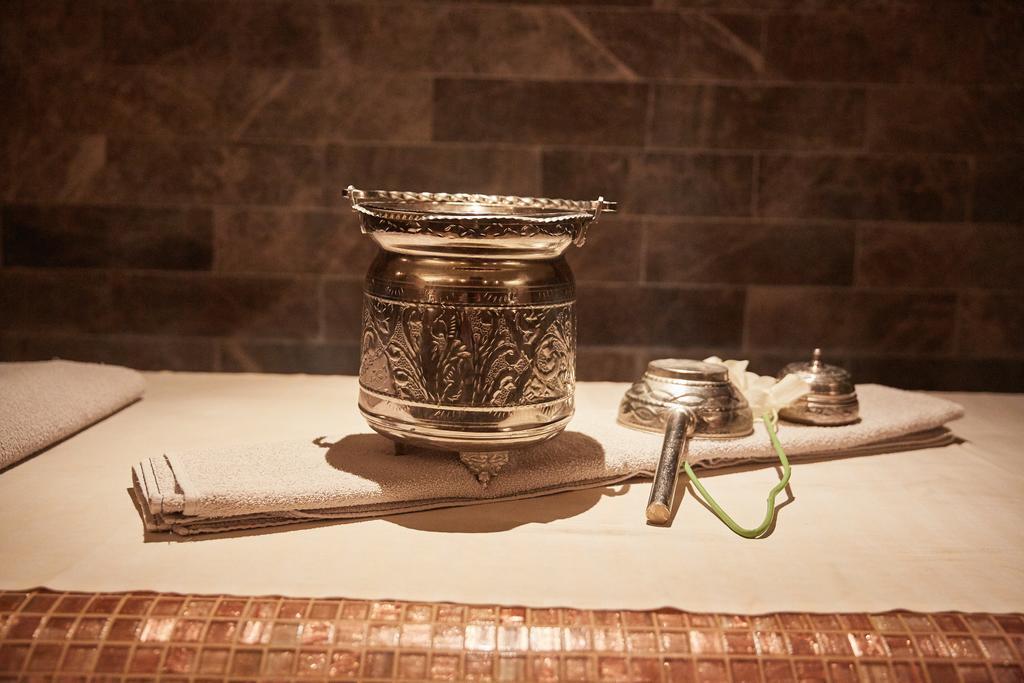 Premier Palace Spa Hotel Βουκουρέστι Εξωτερικό φωτογραφία A silver bowl for drinking